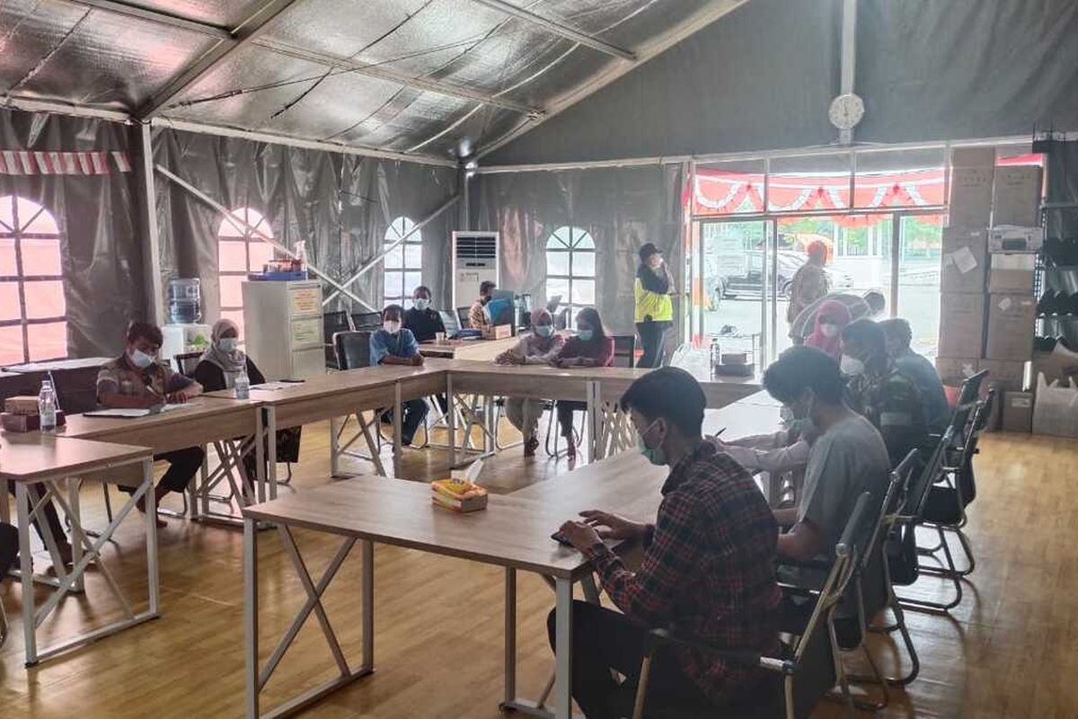 Kadinkes Jatim Erwin Astha Triyono Saat Memberikan Arahan Kepasa Nakes yang Bertugas di RSDLB, Selasa (15/2/2022).