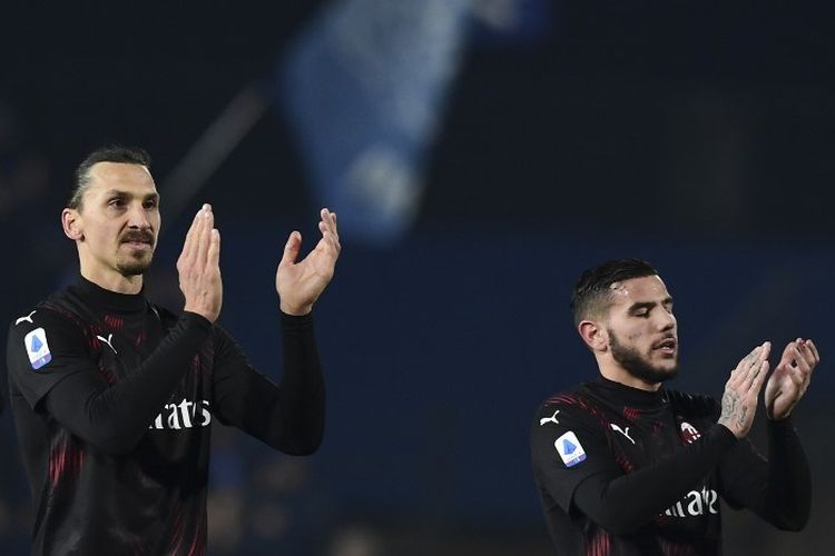 Para pemain AC Milan, Simon Kjaer, Zlatan Ibrahimovic, dan Theo Hernandez, memberi tepuk tangan usai laga Liga Italia antara Milan dan Brescia di Stadion Mario Rigamonti, Brescia, Sabtu (25/1/2020) dini hari WIB.