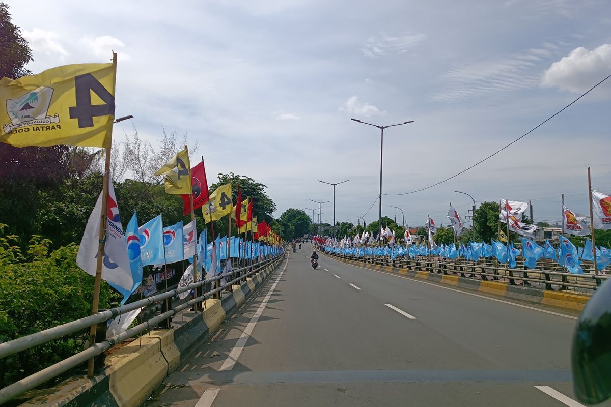Ratusan bendera dari 10 partai padati flyover Pondok Kopi arah Cakung ke Duren Sawit