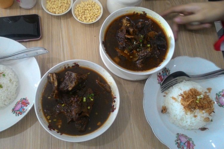 Menu Rawon di rumah makan Rawon Balungan Bu Kades Surabaya