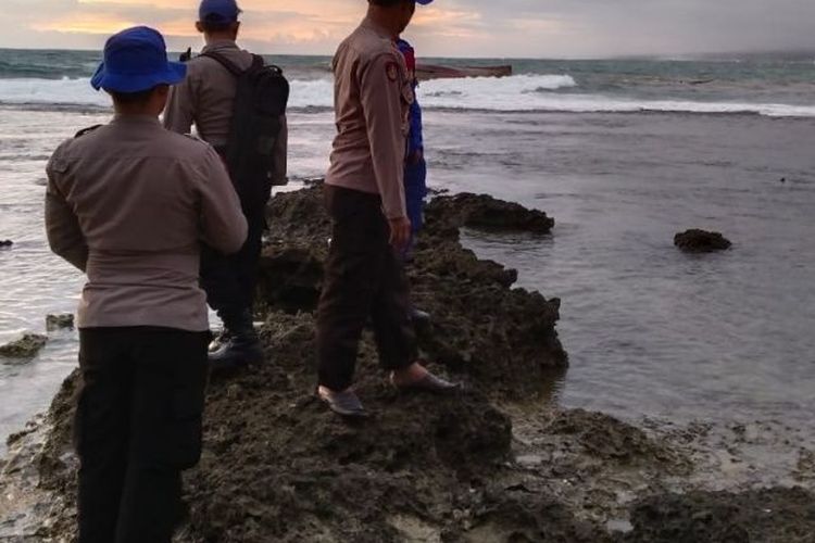  Polisi Air dan Udara Polres Garut melakukan pengamanan di wilayah kapal terdampar di Pantai Rancabuaya, Kabupaten Garut, Jawa Barat, Selasa (10/1/2023). 
