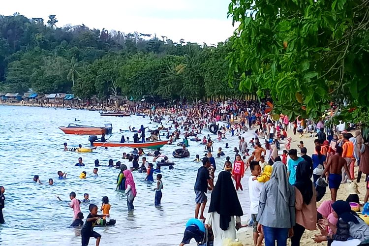 Pantai Pelawan Kabupaten Karimun dipadati pengunjung.