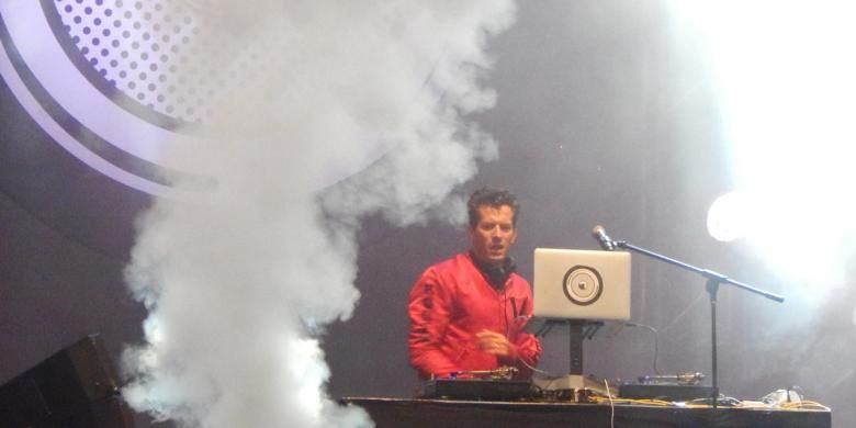 DJ asal Inggris Mark Ronson memeriahkan panggung utama We The Fest 2016 di Parkir Timur Senayan, Jakarta, Senin (15/8/2016).