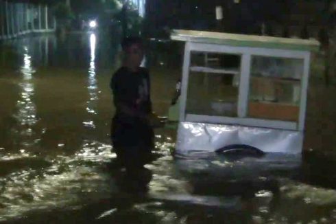 Gerobak Pempek Nyaris Terbawa Arus Saat Menembus Banjir di Kebagusan 