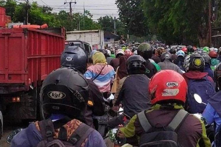 Kawasan Stasiun Poris, Kota Tangerang kerap dihantui kemacetan setiap harinya, membuat masyarakat berkeluh kesah dan menyesalkan kejadian tersebut, Rabu (22/1/2020). 