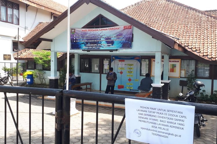Kantor Disdukcapil Kabupaten Semarang menutup layanan selama 14 hari.