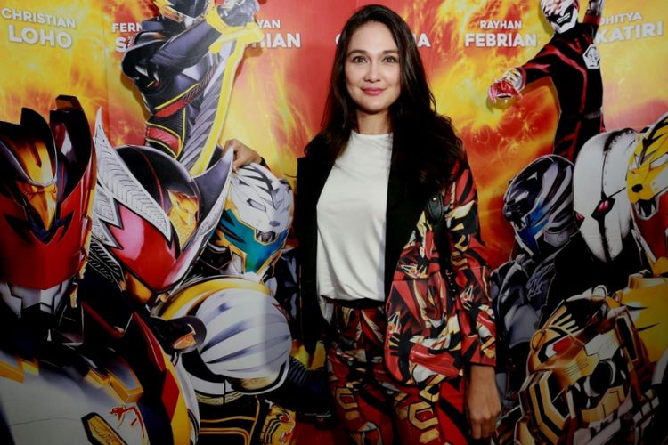 Luna Maya diabadikan usai saat gala premier film Satria Heroes: Revenge of Darkness di XXI Plaza Indonesia, Jakarta Pusat, Kamis (27/4/2017). 