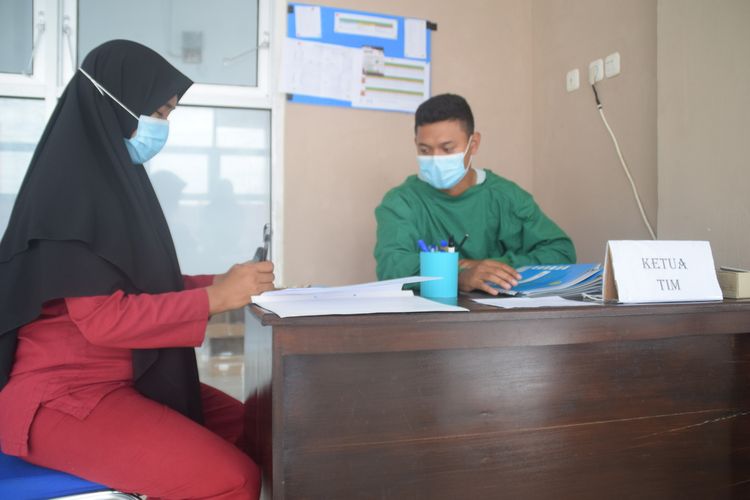 Dua orang perawat, Attar Muktadir dan Harni yang bertugas di Rumah Sehat Karantina Mandiri Covid 19 di Kota Baubau, Sulawesi Tenggara.