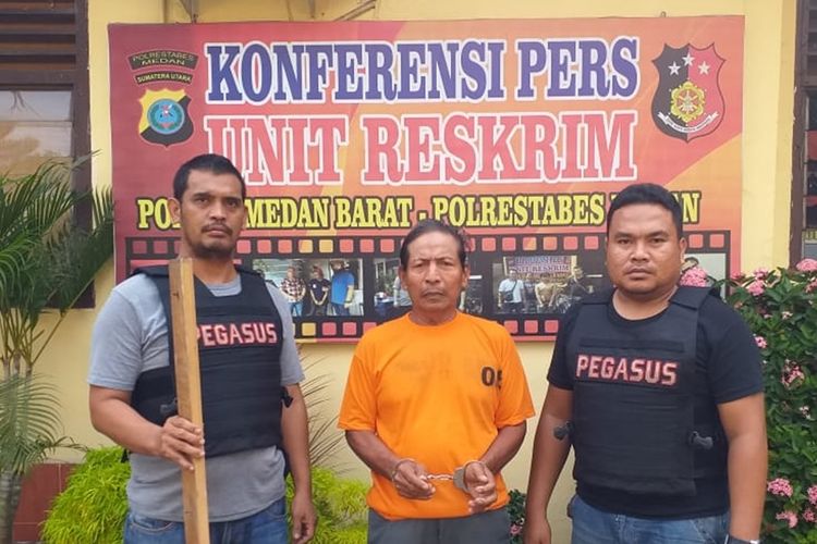 Umar N (64) saat diamankan Tim Pegasus Polsek Medan Barat dengan barang bukti berupa balok berpaku yang digunakannya untuk memukul Nurdin (48), Selasa (1/10/2019). Pria yang berprofesi sebagai supir pribadi tersebut akhirnya tewas di rumah sakit.