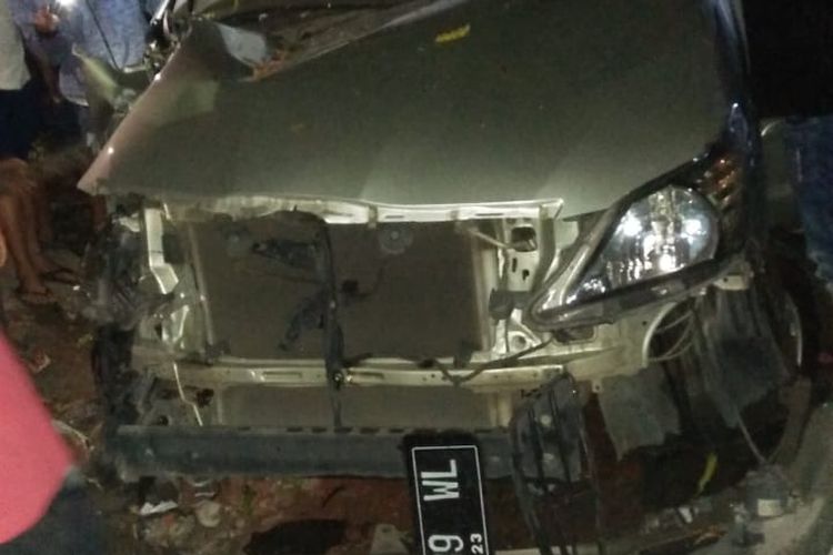 Toyota Innova yang menabrak gapura Balai Desa Klepu Kecamatan Pringapus Kabupaten Semarang. 