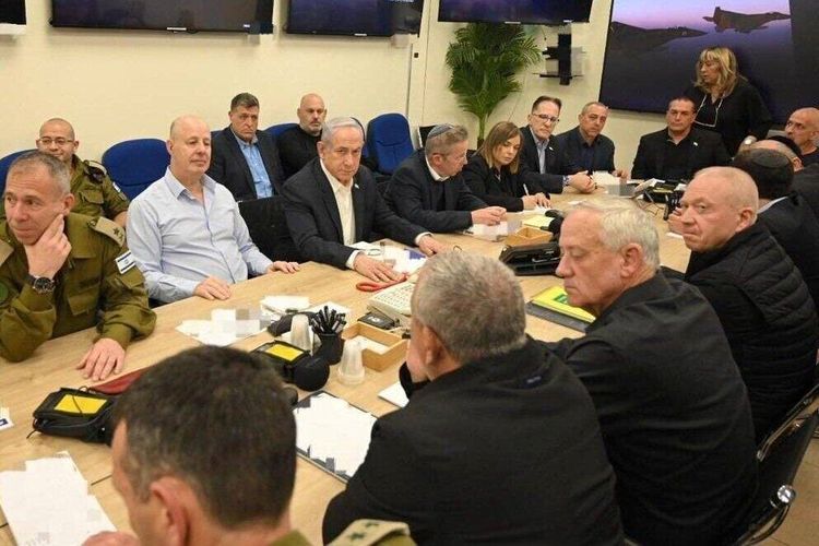 Kabinet perang Israel, diketuai oleh Perdana Menteri Benjamin Netanyahu (ketiga dari kanan), mengadakan pertemuan di Tel Aviv, Israel pada 14 April 2024 lalu. Baru-baru ini mereka menyetujui untuk melanjutkan operasi militer di Rafah.