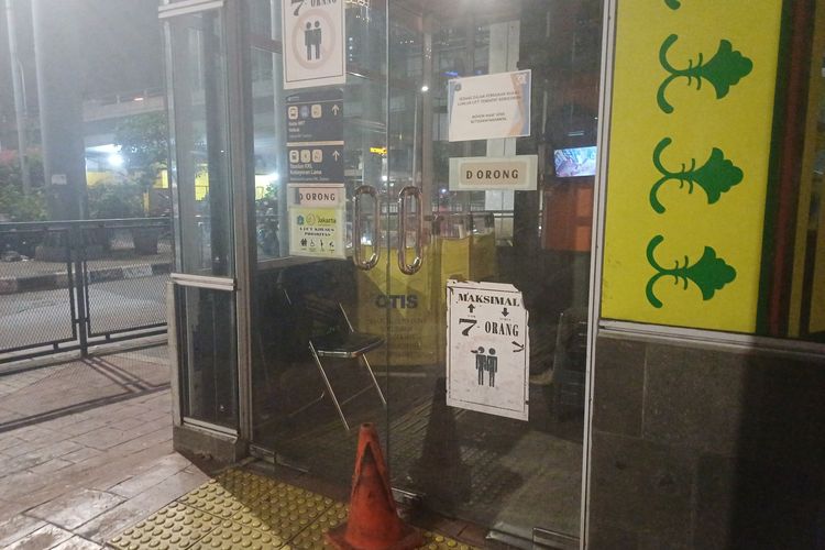 Lift Skywalk Kebayoran Lama Mati, Pengguna Halte Transjakarta Terpaksa Naik 65 Anak Tangga