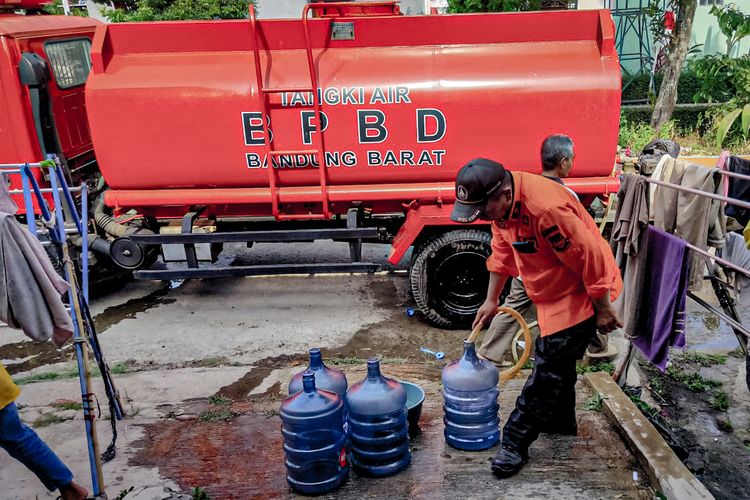 Petugas BPBD Bandung Barat salurkan air bersih ke dua kecamatan di Kabupaten Bandung Barat (KBB), Selasa (15/8/2023).