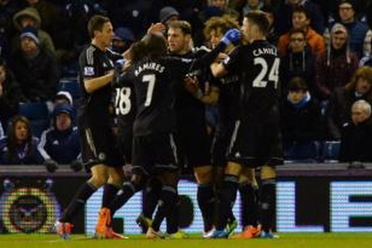 Para pemain Chelsea merayakan gol yang dicetak Branislav Ivanovic (tengah) ke gawang West Bromwich Albion pada laga Premier League di Stadion The Hawthorns, West Bromwich, Selasa (11/2/2014).