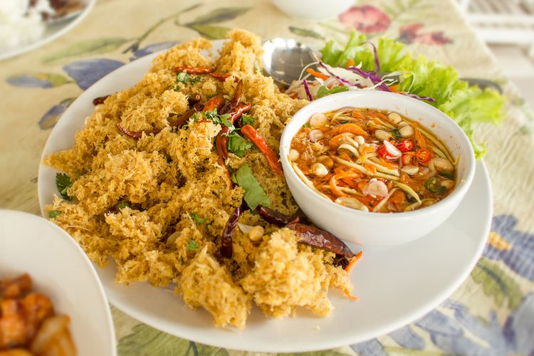 Ilustrasi ikan goreng saus mangga. 