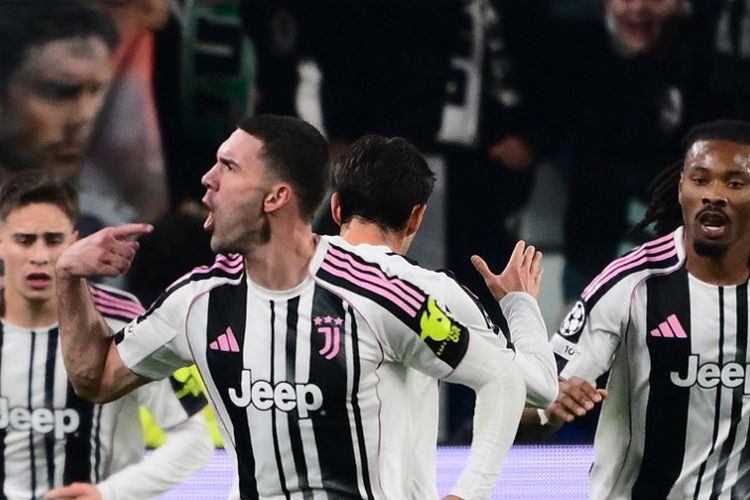 Penyerang Juventus, Dusan Vlahovic, merayakan gol pertama timnya pada laga Liga Champions Juventus vs Sporting CP di Stadion Allianz di Turin, pada tanggal 4 November 2025.