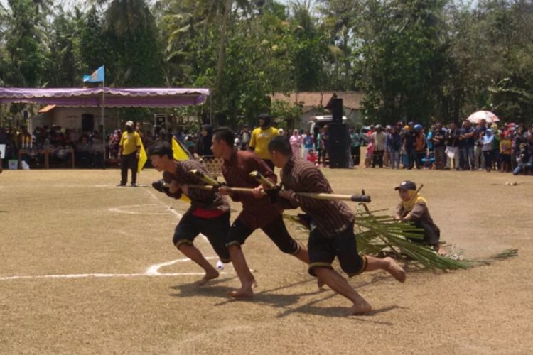 Pacuan manusia ala nglarak blarak di Kulon Progo, DI Yogyakarta. Penariknya 3 laki-laki kekar dan 1 joki. Mereka perebutkan bumbung bambu yng biasa dipakai penderes nira kelapa. Kompetisi ini sudah memasuki tahun ketiga.