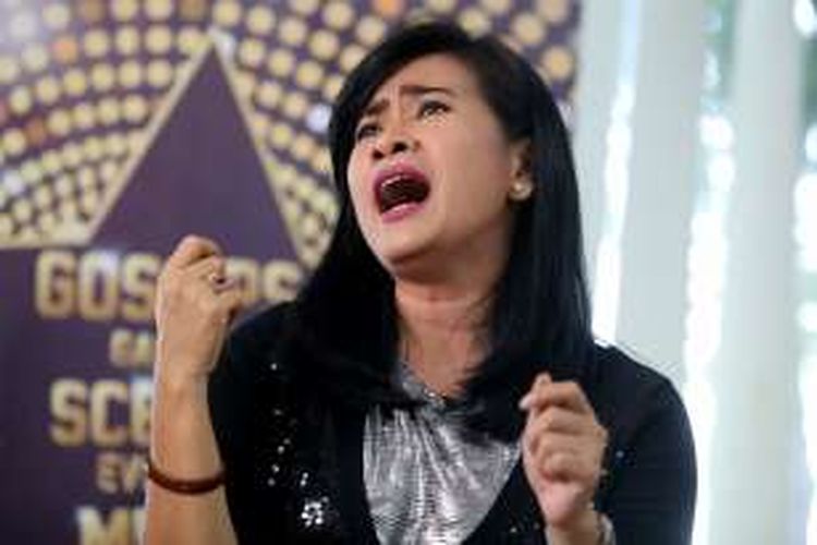 Ikke Nurjanah bernyanyi di tengah ruang redaksi Kompas.com, Gedung Kompas Gramedia, Palmerah Selatan, Jakarta Pusat, Kamis (29/9/2016).