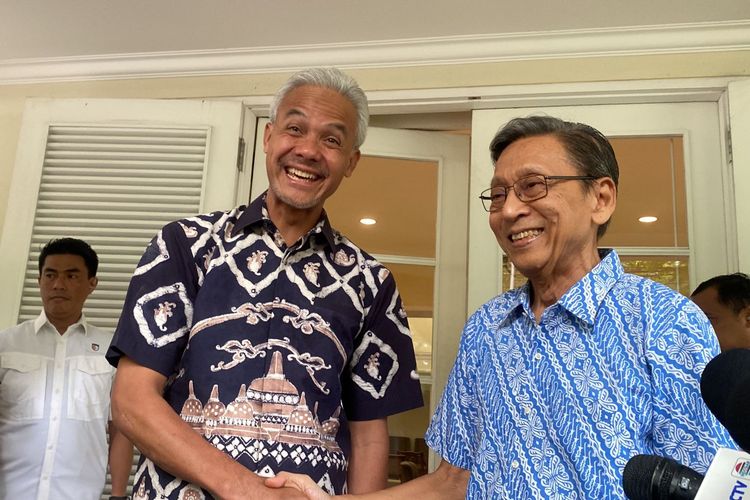 Calon presiden nomor urut 3 Ganjar Pranowo berjabat tangan dengan Wakil Presiden ke-11 Republik Indonesia Boediono selepas pertemuan di kediaman Boediono, Jalan Jambu, Menteng, Jakarta, Jumat (24/11/2023).