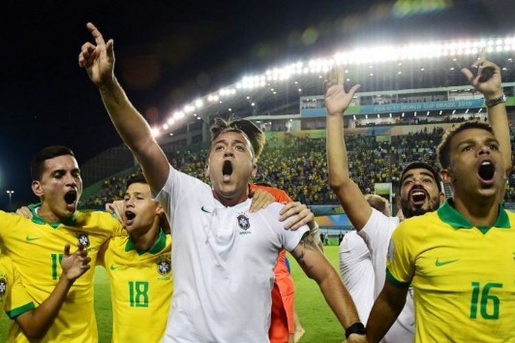 Timnas Brasil U-17 saat merayakan kemenangan atas Perancsi di babak semi final Piala Dunia U-17 2019