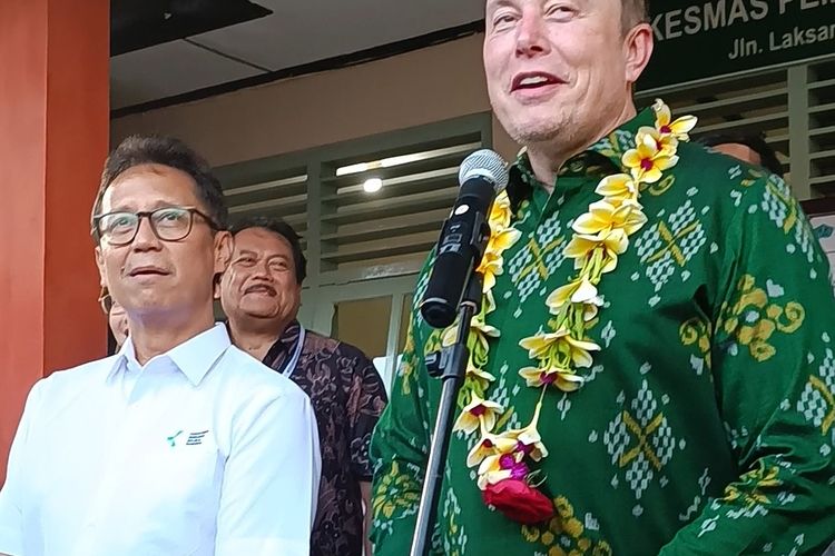 CEO dan pendiri SpaceX Elon Musk bersama Menteri Kesehatan RI Budi Gunadi Sadikin saat konferensi pers terkait peresmian layanan Starlink di Puskesmas Pembantu, Desa Sumerta Kelod, Kota Denpasar, Bali, pada Minggu (19/5/2024). 