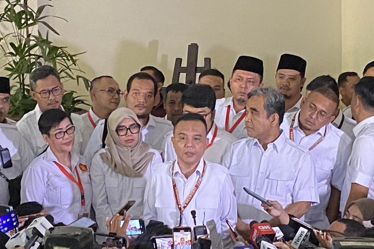 Ketua Harian DPP Partai Gerindra Sufmi Dasco Ahmad usai rapimnas Gerindra di Hotel Dharmawangsa, Jakarta Selatan, Senin (23/10/2023).