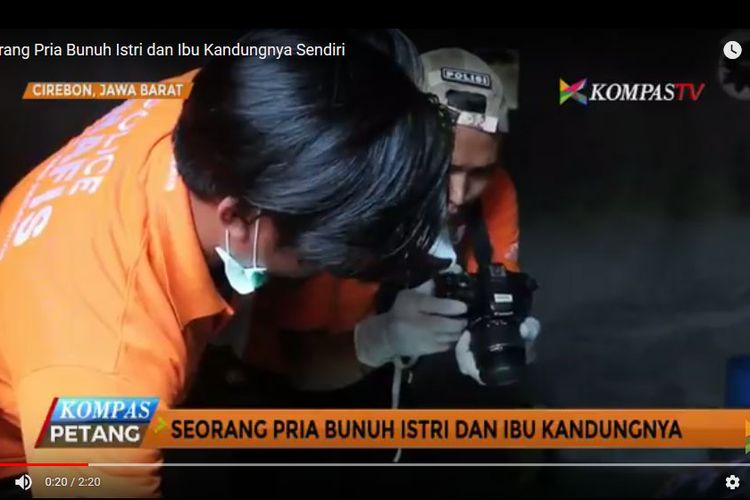 Polisi Cirebeon sedang melakukan olah TKP kasus pembunuhan istri dan ibu kandung di Cirebon, Minggu (2/9/2017)