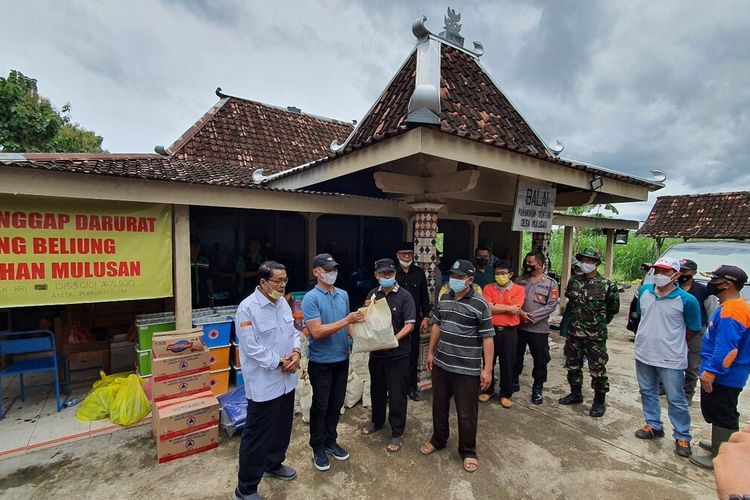 Bupati Gunungkidul Sunaryanta Memberikan bantuan kepada warga terdampak angin kencang