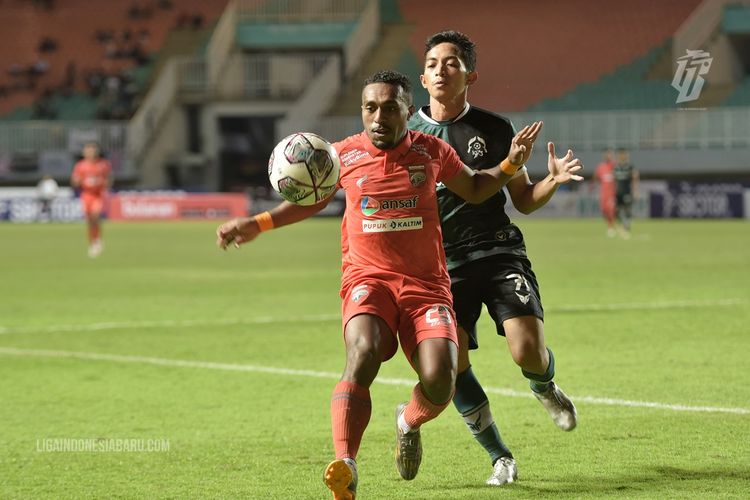 Pemain Borneo FC Terens Puhiri dijaga ketat pemain Persikabo 1973 saat pertandingan pekan ke-8 Liga 1 2022-2023 yang berakhir dengan skor 3-2 di Stadion Pakansari Cibinong, Bogor, Sabtu (3/9/2022) malam.