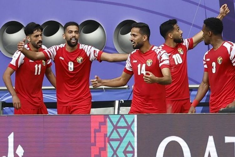 Para pemain Yordania merayakan gol dalam pertandingan melawan Irak pada babak 16 besar Piala Asia 2023 di Stadion Internasional Khalifa, Qatar, Senin (29/1/2024) malam WIB. Laga Irak vs Yordania tuntas dengan skor 2-3. (Photo by KARIM JAAFAR / AFP)