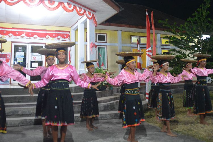 Para penari dari SMPK Waemokel, Kelurahan Watunggene, Kecamatan Kota Komba, Kabupaten Manggarai Timur, Flores, NTT mementaskan tarian Tepi Woja, Sabtu (17/8/2019) saat memeriahkan HUT Ke-74 RI tingkat Kecamatan Kota Komba. Penari SMPK Waemokel mempromosikan kearifan lokal yang berkaitan tradisi pertanian di wilayah Manggarai Timur.