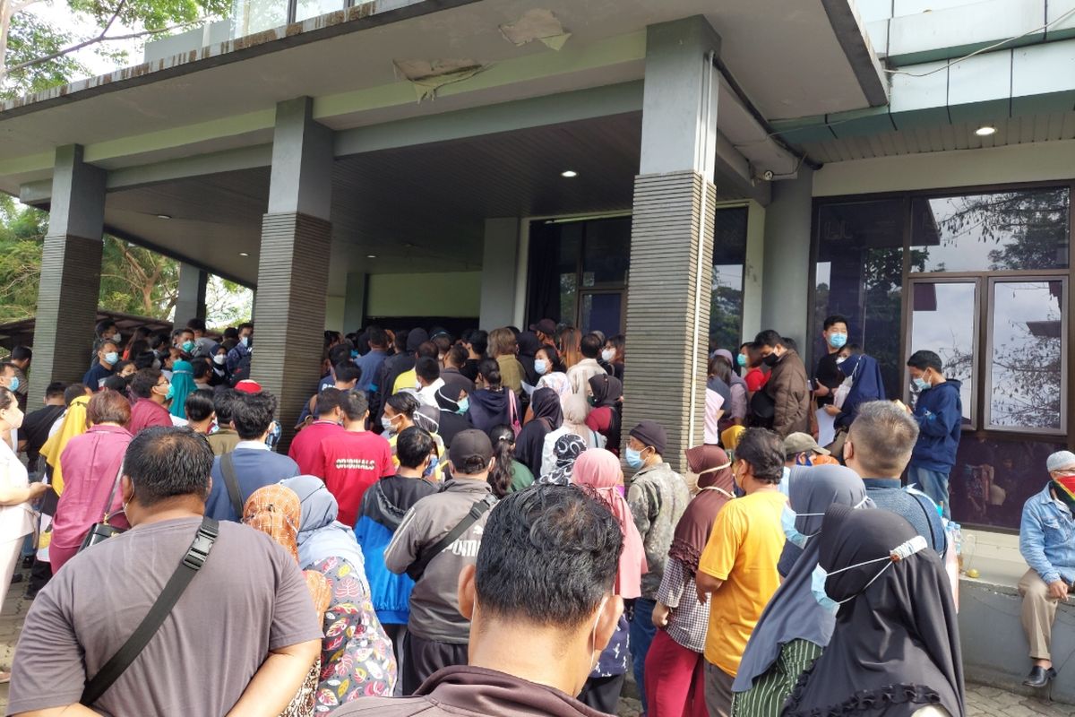 Puluhan warga yang hendak mendaftarkan diri untuk divaksin Covid-19 di Gedung MUI Kota Tangerang, Banten, Selasa (15/6/2021). Usai mendaftar, mereka dijadwalkan untuk menerima vaksin di Pusat Pemerintahan Kota (Puspemkot) Tangerang.
