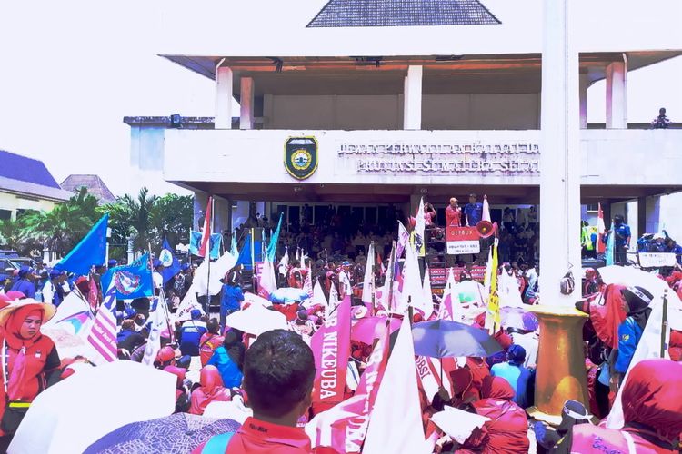 Ribuan buruh di Palembang mendatangi kantor DPRD Provinsi Sumatera Selatan untuk menolak RUU Omnibus Law yang dinilai merugikan masyrakat, Rabu (11/3/2020).