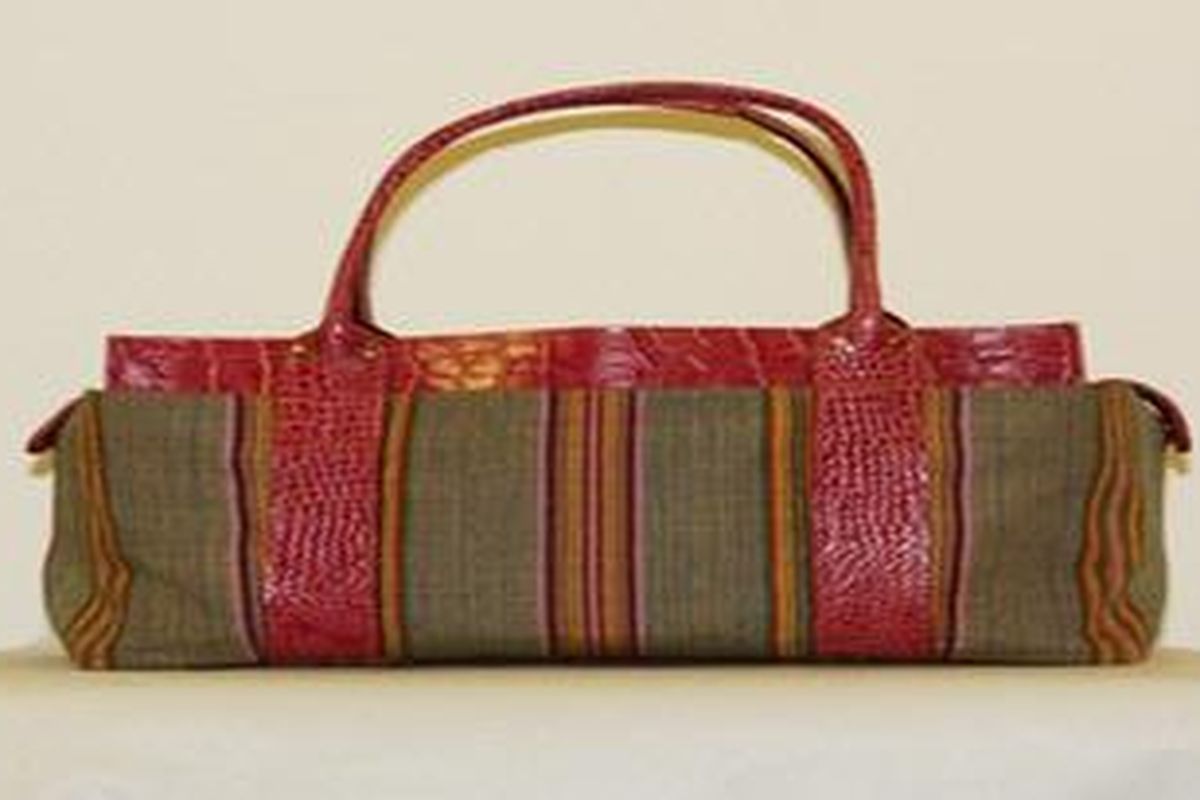 Toraja Melo mengkreasikan kain tenunnya yang indah menjadi produk-produk fashion.