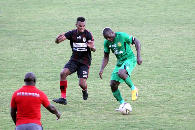 Pemain Persipura Jayapura Israel Wamiau (kiri) menjaga Jetta pemain senior Bhayngkara FC, Herman Dzumafo pada Pekan ke 27 Liga 1 2019 yang berakhir dengan skor 1-3 di Stadion Gelora Delta Sidoarjo, Jawa Timur, Kamis (07/11/2019) sore.