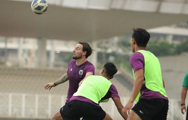 Pemain naturalisasi Marc Klok saat menjalani pemusatan latihan (TC) timnas U23 Indonesia di Stadion Madya, Senayan, Selasa (12/4/2022).