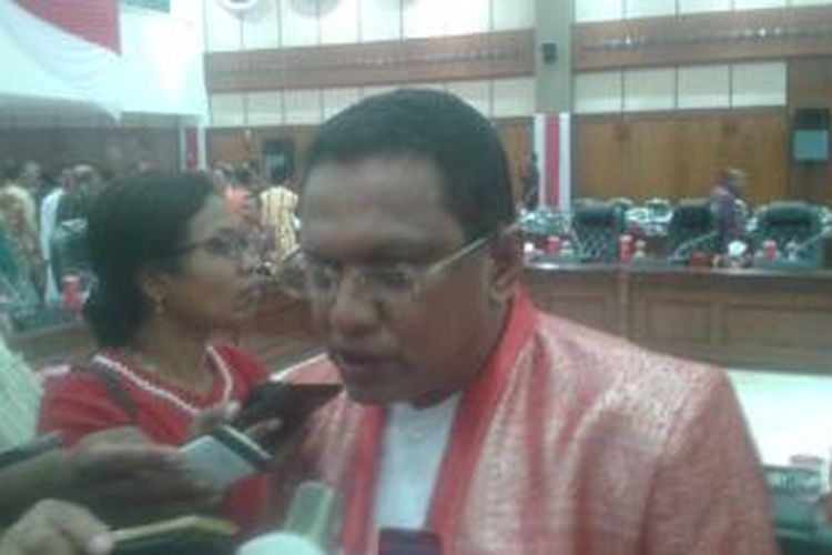 Ketuya DPRD Maluku, Edwin Huwae saat memberikan keterangan kepada wartawan di Kantor DPRD Maluku, Rabu (19/8/2015)