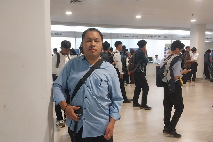 Tongkat, Angkot, dan Harapan Akan Pekerjaan...