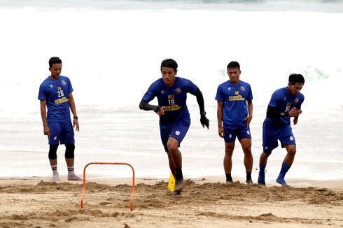 Fisik Pemain Arema FC Kembali Ditempa di Pantai Berpasir