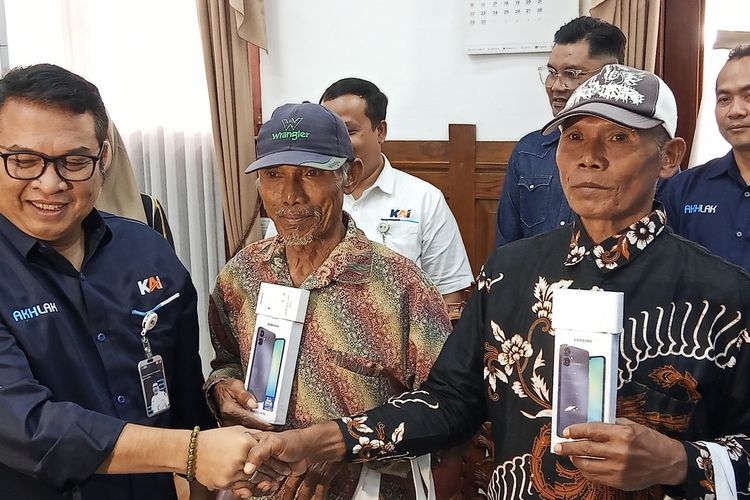 Mbah Jamin dan Mbah Sarmo dapat uang tali kasih sebanyak Rp20 juta oleh PT KAI Daop 4 Semarang di Stasiun Tawang Semarang, Jawa Tengah, Jumat (11/10/2024).