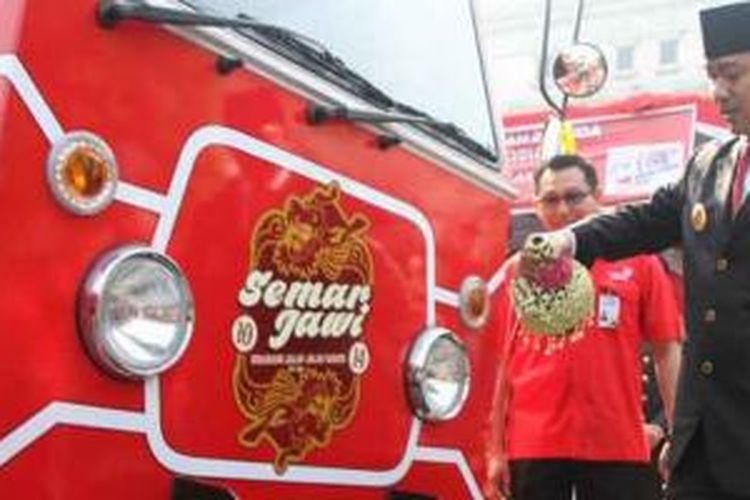 Wali Kota Semarang, Hendrar Prihadi meresmikan Bus Tingkat Wisata Semarjawi, Selasa (28/10/2014). Bus wisata ini akan ngetem di Kota Lama.