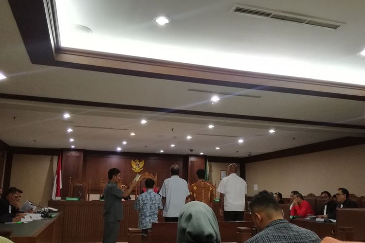 Sidang lanjutan terdakwa Deputi IV Bidang Peningkatan Prestasi Olahraga Kementerian Pemuda dan Olahraga Mulyana, pejabat pembuat komitmen (PPK) pada Kemenpora Adhi Purnomo dan staf Kemenpora Eko Triyanto.