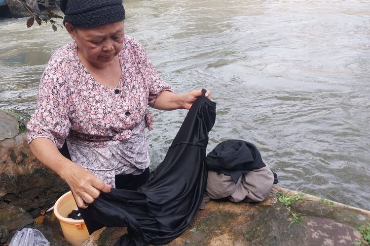 Kekeringan 2 Pekan, Warga Katulampa Bogor Cuci Baju dan Bersihkan Ikan di Kali Baru