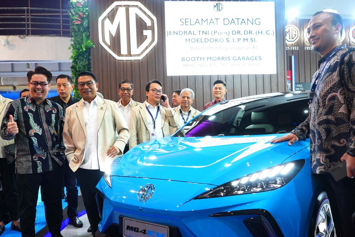 MG Motor Indonesia memamerkan mobil listrik MG4 EV pada PEVS 2023