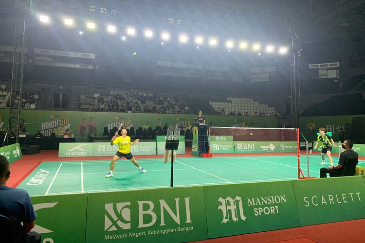Laga BrightUp Cup 2022 antara Anthony Sinisuka Ginting dan Ng Tze Young yang berlangsung di Tennis Indoor, Senayan, Jakarta, pada Kamis (11/11/2022) malam WIB.