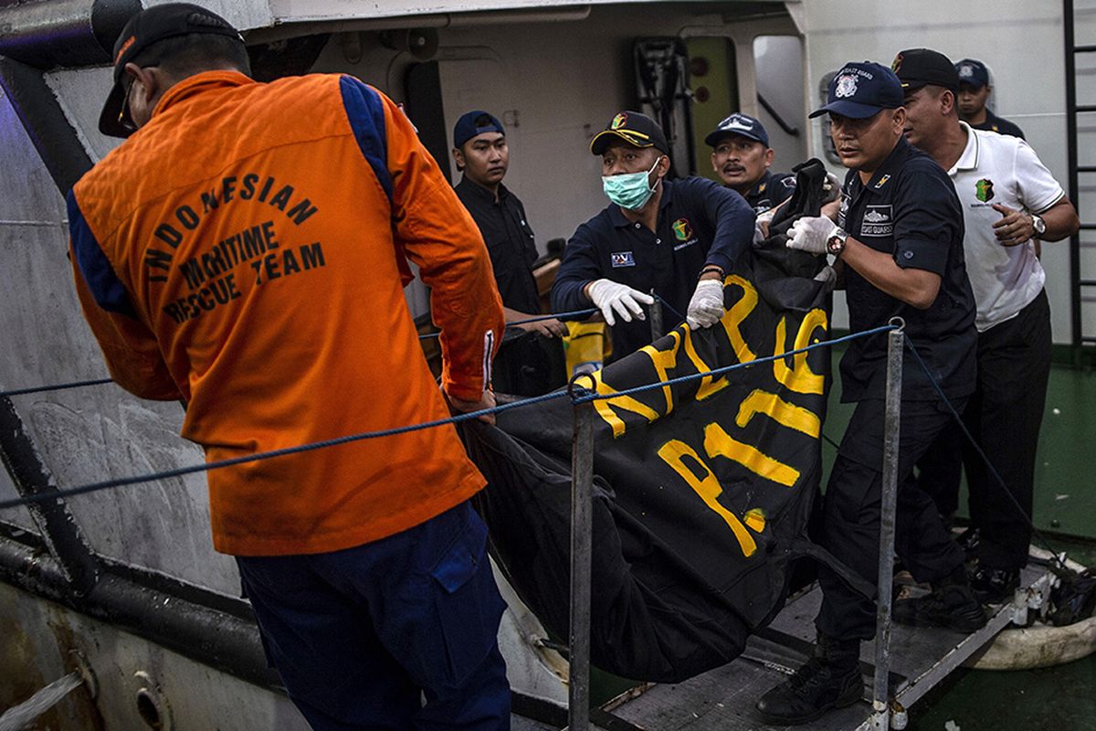 Petugas gabungan mengevakuasi jenazah korban kapal terbakar KM Santika Nusantara dari KN Chundamani P 116 di Dermaga Jamrud Utara, Pelabuhan Tanjung Perak, Surabaya, Jawa Timur, Sabtu (24/8/2019). Sebanyak 53 penumpang selamat dan 3 jenazah korban meninggal dunia dari insiden di perairan Masalembu tiba di Surabaya dengan menggunakan Kapal KN Chundamani P 116.