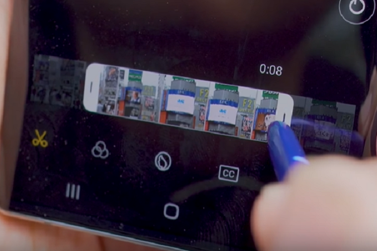 Ilustrasi mengedit video menggunakan S Pen dan aplikasi bawaan pada Galaxy Note 10
