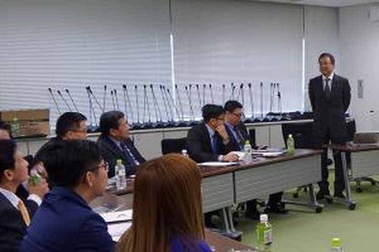 Chairman J League, Mitsuru Murai (berdiri), saat menerima perwakilan sejumlah negara Asia Tenggara di JFA House, Kamis (3/12/2015). 