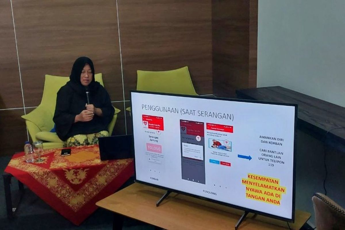 Dosen Fakultas Fakultas Kedokteran, Kesehatan Masyarakat, dan Keperawatan Universitas Gadjah Mada (UGM) dr. Beta Ahlam Gizela, DFM, Sp. FM Subsp. FK(K) saat menjelaskan aplikasi karyanya SatuJantung 2.0. Aplikasi ini diciptakan untuk menyelamatkan dan membantu penanganan kasus henti jantung.