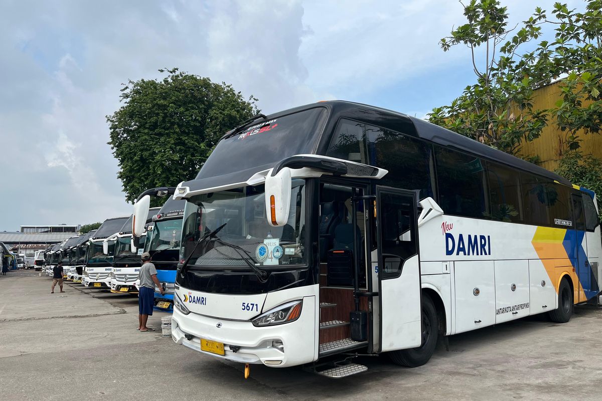 Bus Damri. Promo diskon tiket DAMRI berlaku untuk perjalanan dari dan menuju Bandara Soekarno-Hatta serta layanan Angkutan Antar Kota Antar Provinsi (AKAP).